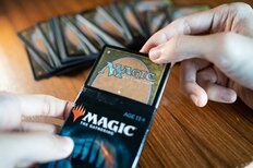 1パック4620円の衝撃。「MTG」激レアカード700万円狙いでコンビニ“ちょい買い”する大人が急増中