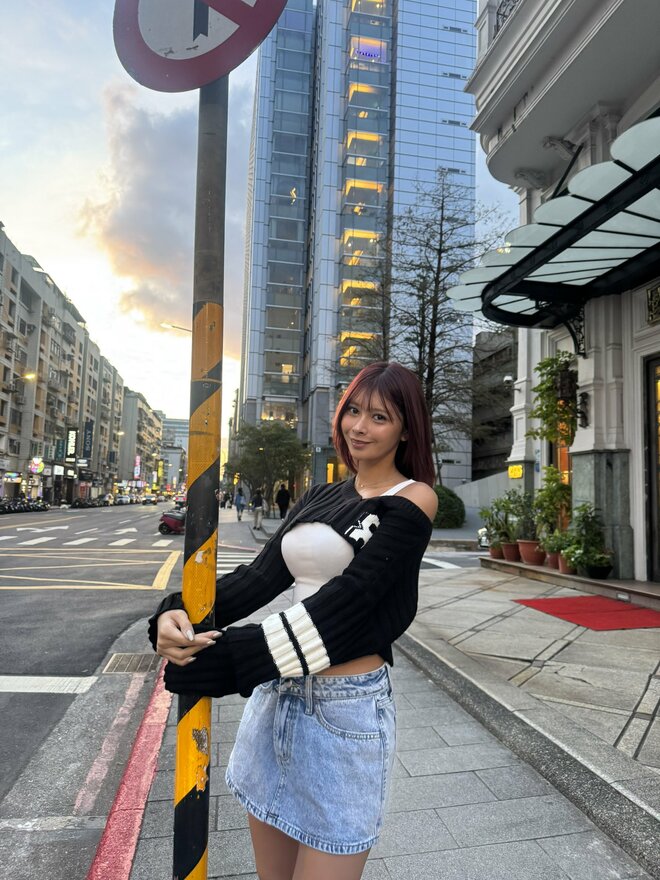 「顔ちっちゃいな」超次元グラマラスボディグラドル、黒縁メガネ＆メンズコーデのレアショットで印象ガラリの画像