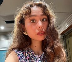 「目を隠してもりゅうちぇるだよ」peco、7歳になった“肩下まで伸びたロングヘアの息子”とディズニーへ「大きく成長したね」