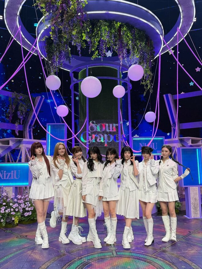 NiziUメンバー“横腹丸見え”衣装に「お願いだからもっと布を増やして」「なんかすんごい衣装」新境地のスタイリングに驚きと絶賛の画像