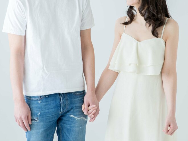手を繋いでいる男女
