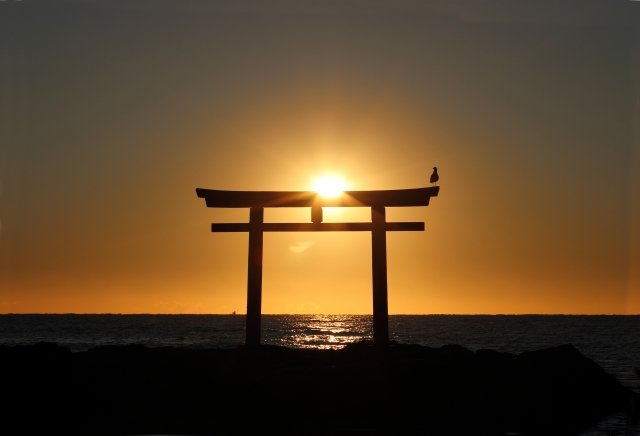 「恋人がほしい」恋愛・結婚より深刻な願いは？10～30代男女が「2024年の初詣でお願いしたいこと」【トップ3】の画像