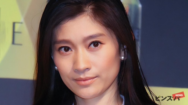 篠原涼子が息子のTikTok降臨　ほぼすっぴんのリラックス姿に反響「別人になってる」「こう見るとめっちゃ似てる」の画像