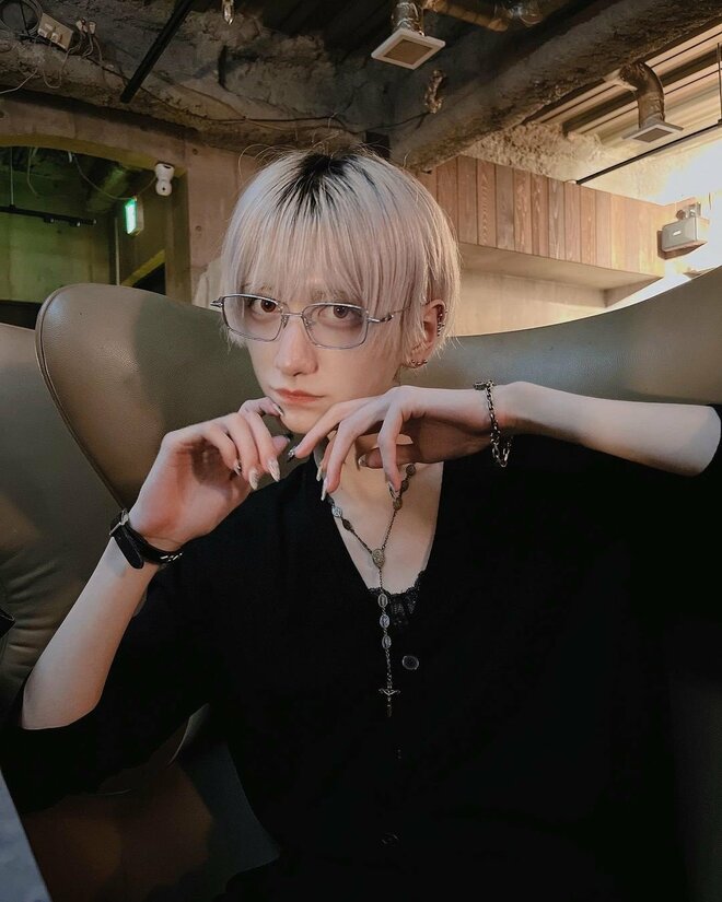 「お御足が細い」イエモン吉井和哉の息子・吉井添、そばかすメイク＆白まつ毛の短パン姿に「異次元の美しさ…」の声の画像