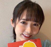 「めっちゃ可愛いすぎる」“29歳差婚”『めざましテレビ』お天気キャスター・谷尻萌、愛犬と戯れるプラべ投稿に「キュンキュン」