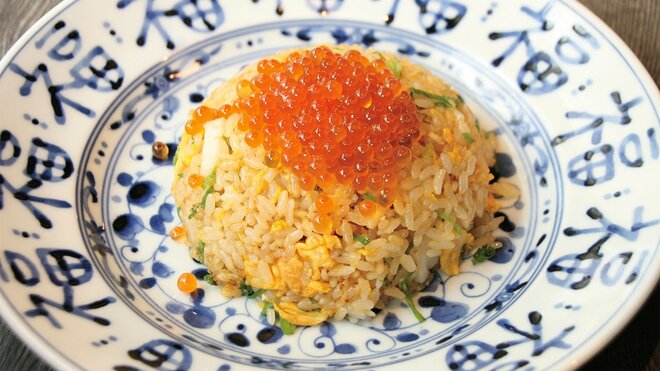 【東京・渋谷】遊び心ある居酒屋で味わう“やさしいチャーハンいくらのせ”　「やむなし松濤」の昆布だしが効いた一皿の画像