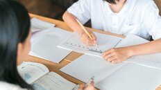 「夏休みの宿題」は本当に必要？欧米では禁止の国も…「弊害と是非」を評論家が解説