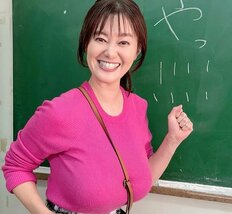 「若々しいですね」43歳誕生日の“グラマラスすぎる”元NHKアナ、チャームポイント強調のあざとさ満点ポーズで魅了