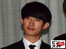 SnowMan向井康二、『それスノ』“疑惑のカット”は炎上回避か。“サービス精神ありすぎ”悩ましい一般女性とのロケ絡み【SnowManクイズ10】