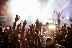 「ライブでの観客の歌声」ネットで沸騰、大声歌唱はありかなしか【Z世代の意識調査】