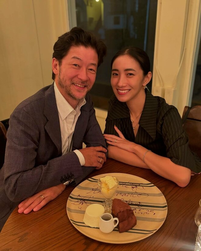 「『痛って〜〜〜!!』って心の中で叫んだ！」浅野忠信の18歳年下モデル妻、韓国で美容施術　“テープだらけの顔面”でダウンタイム報告の画像