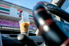 「好きなセブンカフェ」ランキング、アイスカフェラテを抑えた「安くておいしい」定番メニューは【トップ3】