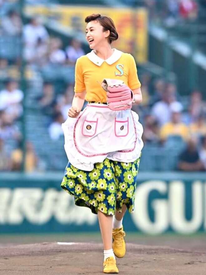 「マンガの世界から抜け出したみたい」藤原紀香、美スタイル際立つ“キャッツアイ投球”に称賛　1年前も話題のガチ野球愛の画像