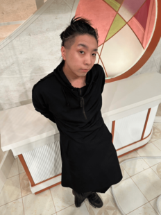 「女装家になってるやん!?」落合陽一“ツインのお団子ヘア”が可愛い！対談動画で披露した姿にネットざわつく「すっげえ良い話してんのに髪型がチャイニーズガール」