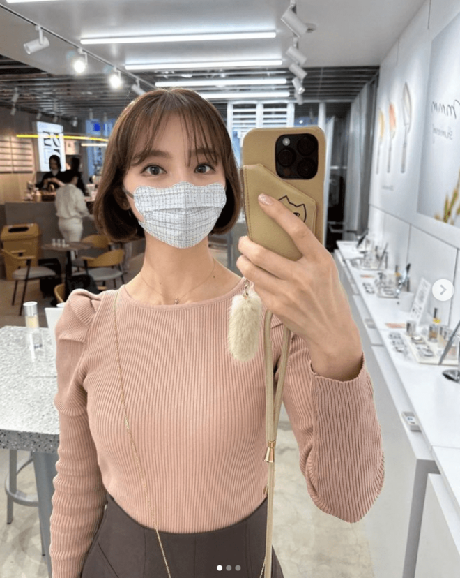 離婚の篠田麻里子、心機一転の晴れやか笑顔！デコルテあらわなホワイトニット姿で春仕様のヘアチェンジを報告の画像