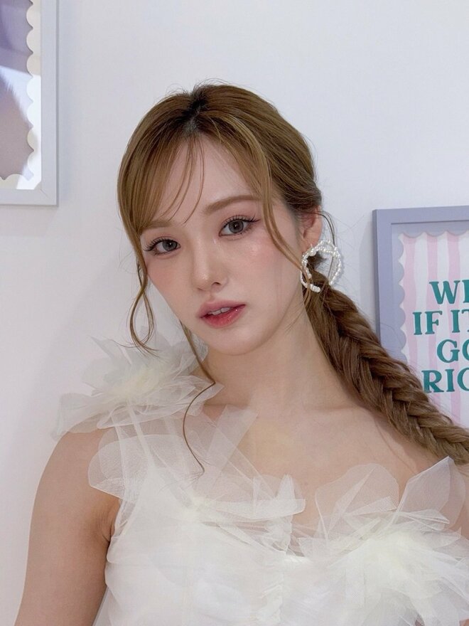 「頬のこけ方やばい」心配の声も…NiziUリオ、ぱっちり目元の大人っぽ近影に「別人」「ビジュ大爆発」の画像