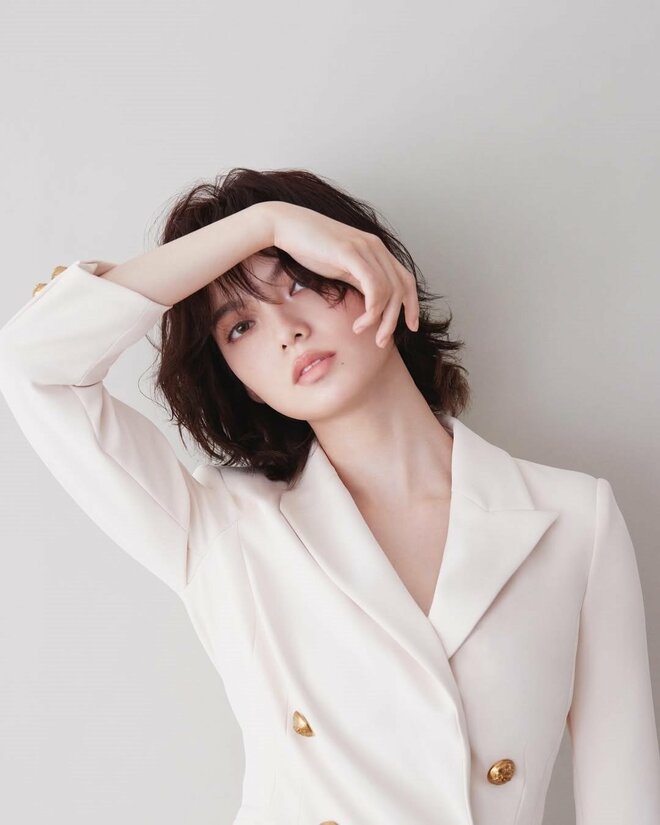 予想外すぎ」「XGみたい」3か月ぶりインスタ更新の平手友梨奈、青髪白