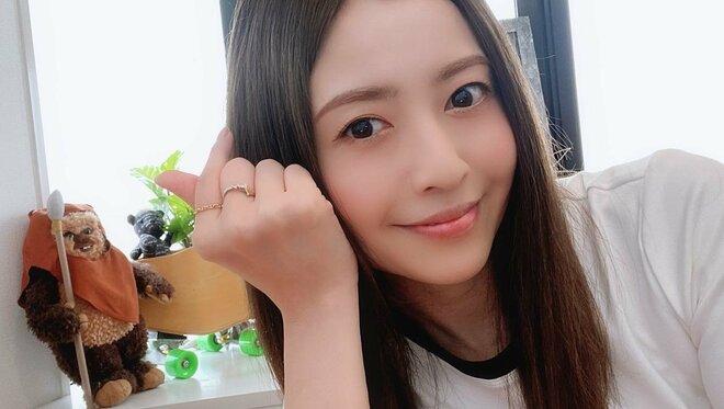 「誰かわからん」片瀬那奈、会社員4年目の近影に騒然　デスクには“推しアイドル”グッズずらりの画像
