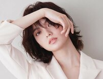 「予想外すぎ」「XGみたい」3か月ぶりインスタ更新の平手友梨奈、青髪白ドレスからの“真っ赤”返り血ふうショットに騒然