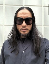 「1年に一度着るか着ないか」元TOKIO長瀬智也の“激渋スーツ”姿がギャップ満点、明かしていた古着愛