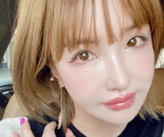 「若かわっ」「可愛すぎて辛い」平子理沙、“人中消滅”の超ふっくらリップのキス顔に反響　年齢不詳の美貌全開