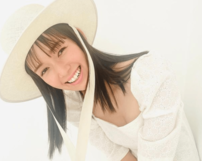 「お日様スマイルにきゅん」32歳・佐藤栞里の美脚がまぶしすぎる！『ar』“幻のカット”でぶりっ子ふう内股ポーズ披露