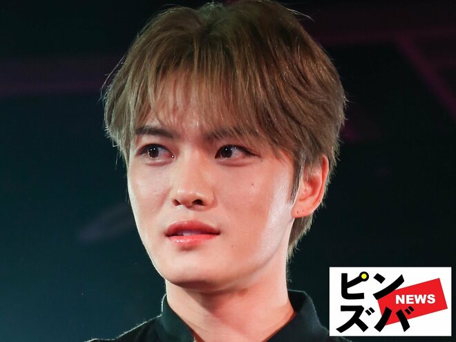 「視線が背中にいってしまう〜」ジェジュン、タトゥー鮮明な大胆透けシャツ姿に釘付けの画像