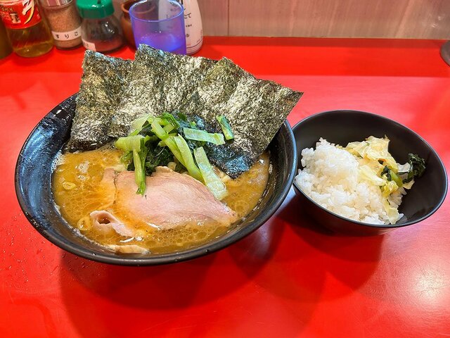 『家系総本山　吉村家』のラーメンとライス ※撮影／ピンズバ編集部