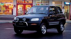トヨタ「初代RAV4」（1994年）運転しやすくカッコ良い、若者に人気の新世代のデートカーだった！《国産名車クロニクル》