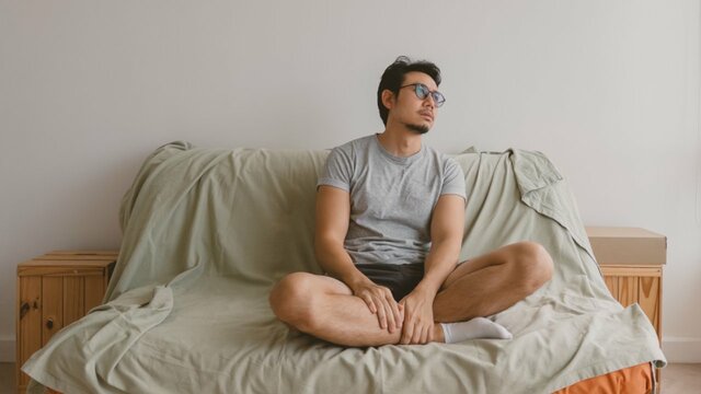 Tシャツ、短パンでくつろぐ男性