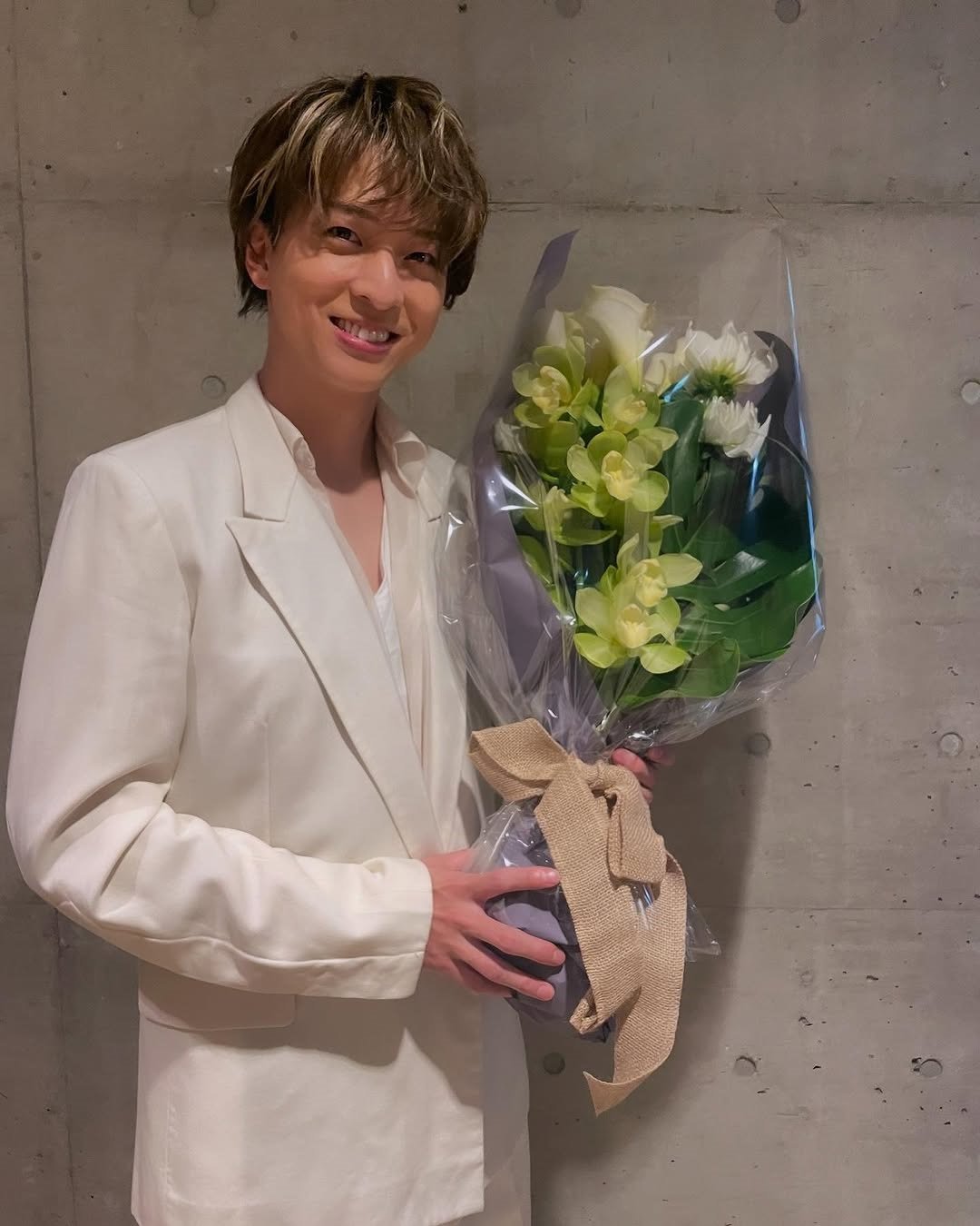 さすがに彼氏過ぎる」timelesz寺西拓人、130万人突破インスタ白ジャケ