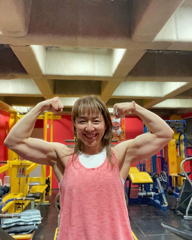 「完全にモデルさん」浜口京子、オン眉前髪ロングヘアの黒ワンピ姿で“石田ゆり子ふう”に印象激変の画像