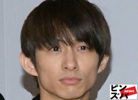 三宅健・46歳、「何で老けないの？」“アンニュイロン毛”でティータイムを楽しむ不変ビジュに驚き