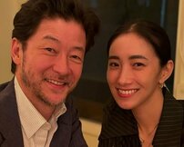 「『痛って〜〜〜!!』って心の中で叫んだ！」浅野忠信の18歳年下モデル妻、韓国で美容施術　“テープだらけの顔面”でダウンタイム報告