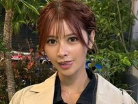 「日本で見たことない」「市販されてるのがすごい」超次元グラマラスボディグラドル、“極短ニット”の開放的コーデが沸騰