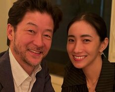 「『痛って〜〜〜!!』って心の中で叫んだ！」浅野忠信の18歳年下モデル妻、韓国で美容施術　“テープだらけの顔面”でダウンタイム報告