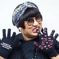 ロバート秋山、大人気の『クリエーターズ・ファイル』シリーズで左頬を覆う“顔面巨大タトゥー”姿披露