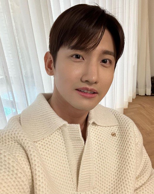 ｢ビールのCMお願いします｣東方神起・チャンミンが日本ツアー中｢顔面崩壊｣の衝撃!? ヒゲづら素顔公開に｢顏が変わりすぎ｣【画像】の画像