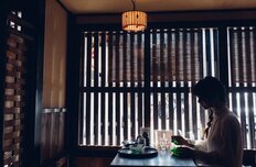 旅行やテーマパークへは一人では無理…？　20～30代男女が「“お一人様”でできること」【トップ3】