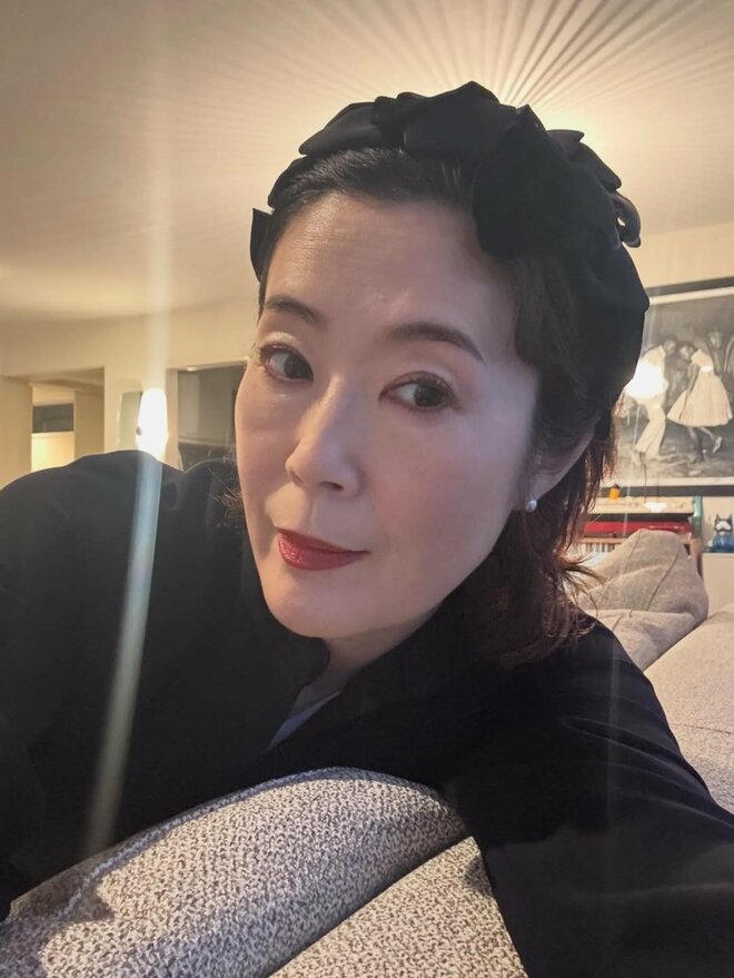 寺島しのぶ・53歳、激しめパーマ＆丸メガネの印象激変姿に「可愛すぎる」　13歳息子から借りた服に顔うずめる“母の顔”もの画像