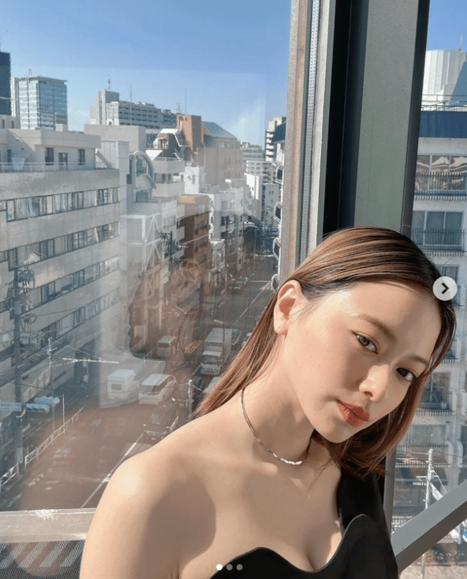 「透明感えぐえぐじゃん」山本舞香、キラキラトップスで美背中全開！春の甘辛ピンクメイクの別人級激変ショットに「ビジュ良すぎる」の声の画像