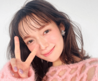“リアル天使”佐藤栞里、美脚炸裂！『ar』オフショットの「あざとモテコーデ」披露