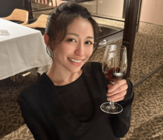 ホテルのベッドで飛び跳ね炎上の美人ママインフルエンサー、「ホテルに謝罪しに行きます」2度目の謝罪動画公開に賛否