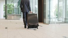 ビジホ高騰で“出張難民”が悲鳴「1泊1万円じゃ無理…」　専門家が明かすホテル代の意外な実情