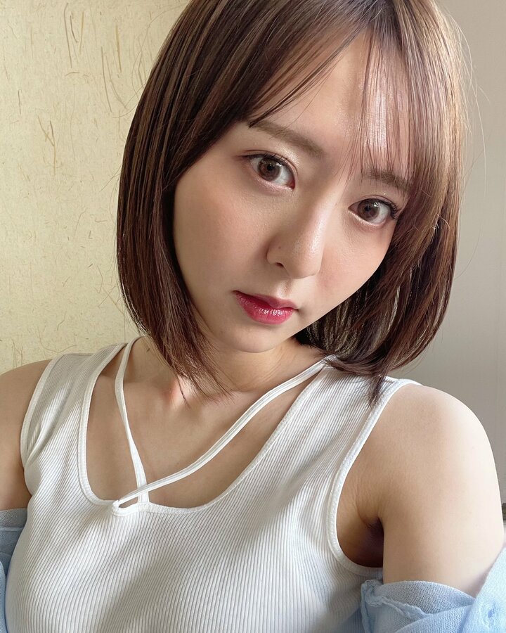 「背中出過ぎてて心配」一般客に紛れた元HKT48、初めての野球観戦で見せた“大胆服”に驚きの声 