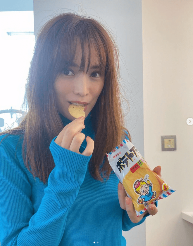 「ウエストほっそ！」43歳・蛯原友里、お団子ヘアに黒縁メガネのゆるっとコーデが新鮮！「美魔女さすがですね」の画像