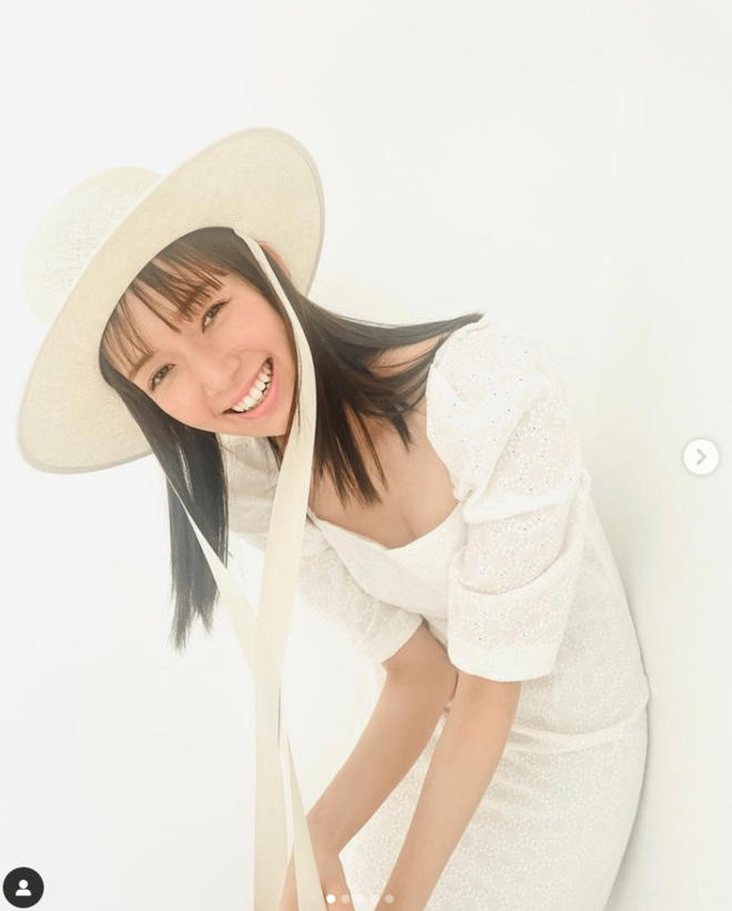 「お日様スマイルにきゅん」32歳・佐藤栞里の美脚がまぶしすぎる！『ar』“幻のカット”でぶりっ子ふう内股ポーズ披露の画像