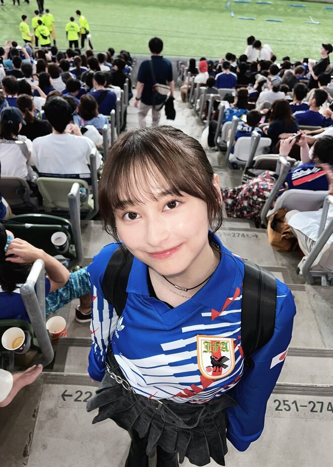 「攻めてますよねw」元日向坂46・影山優佳、まさかの“ローアングル”ショットに騒然　見せたW杯アンバサダーの本気度の画像