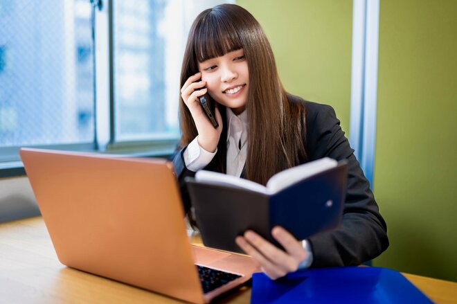 スマホ全盛時代に“紙の手帳”が大人気に…予定を記入するだけじゃない意外な使い方がバカ受けの画像