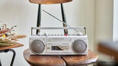 見た目は懐かしくても「機能はナウい」最新ラジカセがレトロブームで大人気！バブル世代担当者が明かす「開発秘話」